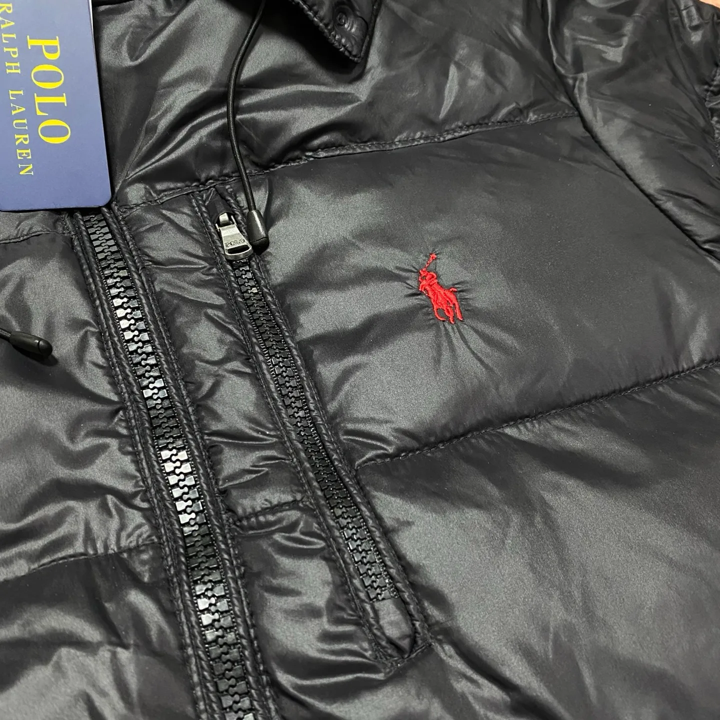 P740 The top version distinguishes currency from the official website for details, scan the QR code to enter the official website] 24SS Winter New Rah Lauren Winter Gorham Down Jacket with Detachable Hood Down Jacket is windproof and waterproof. The same top version as the official website - Color: Black, Navy Blue, Glossy Black - The top version distinguishes market currency - Purchase the original mold to create a full set of customized accessories, details determine success or failure. - ·Comes from the United States, and has a strong American flavor. ·The two brands under his name, by Rah Lauren and Rah Lauren, have created a sales field of high-quality fashion in the world, and continue to carry forward the designer's reputation and the brand's glorious image. - - Accessories: original tag, washed label + electroplated YK zipper logo, customized Laf Loren zipper - full set of accessories - the same style for both men and women, size m-xxl